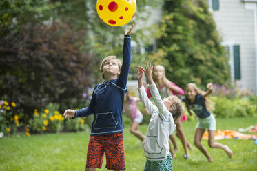 Kinder spielen Ballspiel im Garten - ISF16097