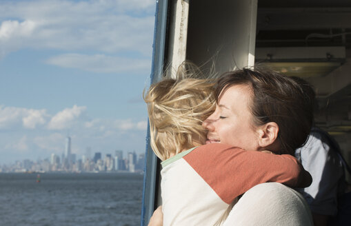 Mutter umarmt Sohn auf Boot - ISF16100