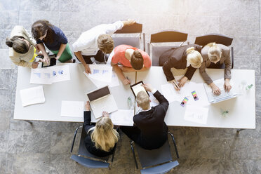 Draufsicht auf ein Business-Team beim Brainstorming am Schreibtisch im Büro - ISF16161