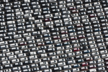 Luftaufnahme von geparkten Autos, die auf den Verkauf warten, St Kilda, Melbourne, Victoria, Australien - ISF16205