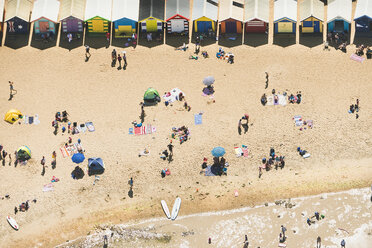 Luftaufnahme von Urlaubern und Strandhütten am Strand von Brighton, Melbourne, Victoria, Australien - ISF16215