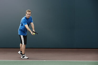 Tennisspieler beim Aufschlagen des Balls auf dem Tennisplatz - ISF16254