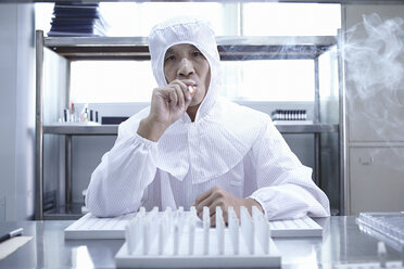 Arbeiter testet E-Zigaretten in einer E-Zigarettenfabrik - ISF16271
