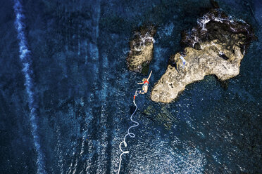 Griechenland, Kreta, Bungee Jumping, Frau springt Bungee über Meer - BEF00177