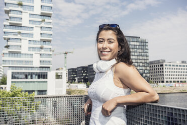 Germany, Berlin, portrait of smiling young woman - TAMF01090