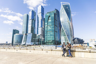 Russland, Moskau, zwei Geschäftsleute stehen vor einem modernen Büroturm - WPEF00600