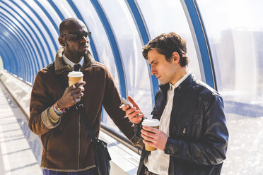 Zwei Geschäftsleute mit Kaffee zum Mitnehmen und Smartphone - WPEF00607