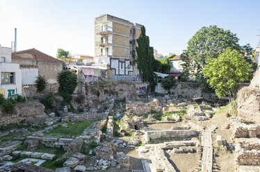 Griechenland, Attika, Athen, antike Ausgrabungsstätte zwischen modernen Häusern - MAMF00141
