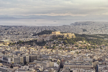 Griechenland, Attika, Athen, Blick vom Berg Lycabettus über die Stadt mit Akropolis - MAMF00149