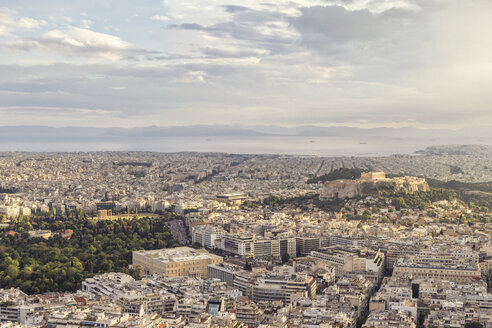 Griechenland, Attika, Athen, Blick vom Berg Lycabettus über die Stadt mit Akropolis - MAMF00150