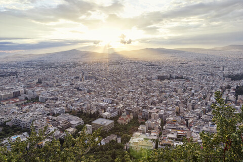 Griechenland, Attika, Athen, Blick vom Berg Lycabettus über die Stadt bei Sonnenuntergang, lizenzfreies Stockfoto