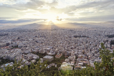 Griechenland, Attika, Athen, Blick vom Berg Lycabettus über die Stadt bei Sonnenuntergang - MAMF00152