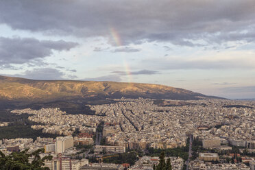 Griechenland, Attika, Athen, Blick vom Berg Lycabettus über die Stadt, Regenbogen - MAMF00153