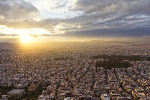 Griechenland, Attika, Athen, Blick vom Berg Lycabettus über die Stadt bei Sonnenuntergang - MAMF00154