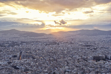 Griechenland, Attika, Athen, Blick vom Berg Lycabettus über die Stadt bei Sonnenuntergang - MAMF00155