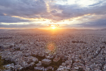 Griechenland, Attika, Athen, Blick vom Berg Lycabettus über die Stadt bei Sonnenuntergang - MAMF00156