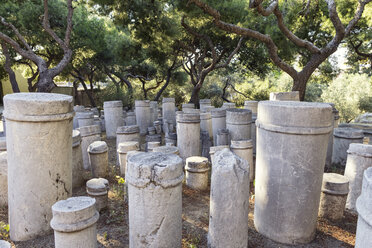 Griechenland, Attika, Athen, antiker Friedhof Kerameikos, alte Säulen - MAMF00160