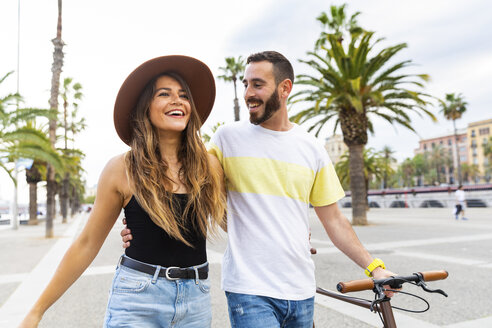 Spanien, Barcelona, glückliches Paar bei einem Spaziergang an der Strandpromenade - WPEF00621