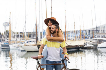 Spanien, Barcelona, glückliches Paar mit Fahrrad am Meer - WPEF00626