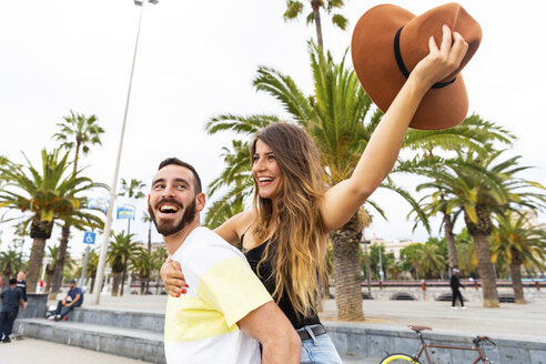 Spanien, Barcelona, Paar amüsiert sich auf der Strandpromenade - WPEF00627