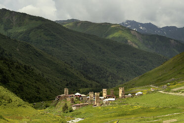 Fernsicht auf alte svanetische Türme im Tal, Dorf Ushguli, Svaneti, Georgien - CUF38888