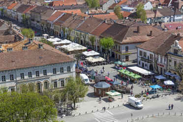 Rumänien, Bistrita, Stadtbild, Fußgängerzone mit Markt - MABF00480