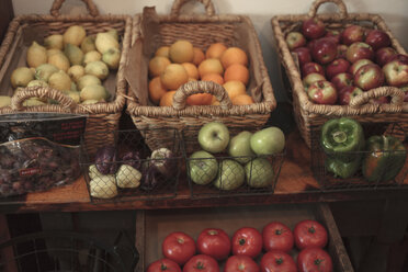 Obst- und Gemüsekörbe im Landhandel - ISF16311