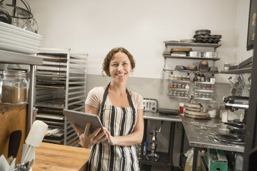 Porträt einer Verkäuferin mit digitalem Tablet in der Küche eines Landgeschäfts - ISF16312