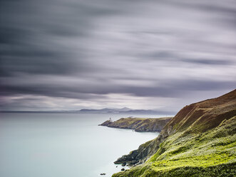 Blick auf den Baily-Leuchtturm auf einer entfernten Halbinsel, Howth, Dublin Bay, Republik Irland - ISF16324