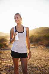 Junge Joggerin mit Wasserflasche, Poway, CA, USA - ISF16355