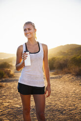 Young female jogger holding water bottle, Poway, CA, USA - ISF16355