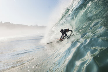 Erwachsener Mann beim Surfen auf einer Welle, Leucadia, Kalifornien, USA - ISF16364