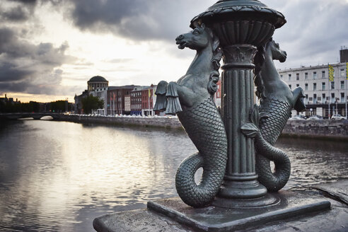 Detail von Seepferdchen auf der Grattan Bridge, Dublin, Republik Irland - ISF16365