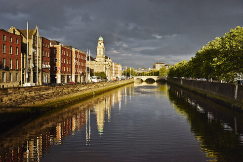 Fluss Liffey und Gebäude am Flussufer, Dublin, Republik Irland - ISF16367