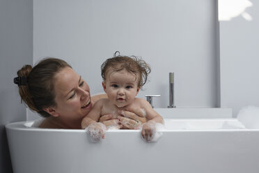 Mother and baby girl in bathtub - ISF16372