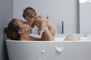 Mother and baby girl in bathtub - ISF16373