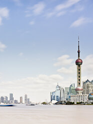 Skyline von Pudong und der Bund am Fluss Huangpu, Shanghai, China - ISF16374