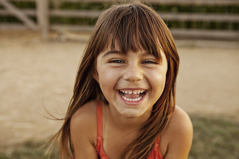 Porträt eines lachenden Mädchens auf dem Bauernhof - ISF16380