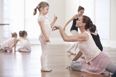 Lehrer demonstriert einem Mädchen in der Ballettschule - ISF16417