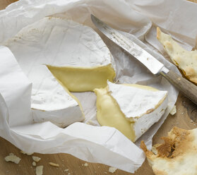 Brie in Papier eingewickelt - CUF38891