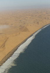 Luftaufnahme von Meer und Dünen, Namib-Wüste, Namibia - CUF38936