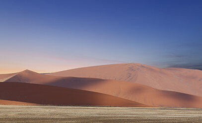 Riesige Sanddünen, Sossusvlei-Nationalpark, Namibia - CUF38955