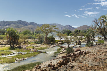 Blick auf die Epupa-Fälle und die entfernten Berge, Namibia - CUF38958