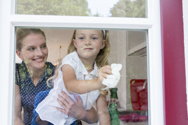 Mutter und Tochter beim Fensterputzen - CUF39019