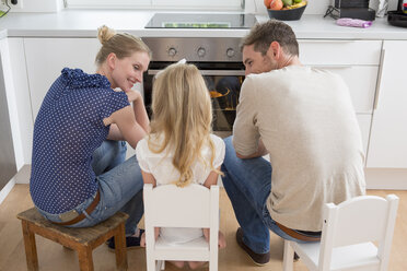 Family watching oven - CUF39020