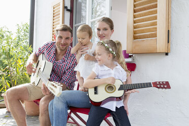 Vater spielt Gitarre mit Familie - CUF39022