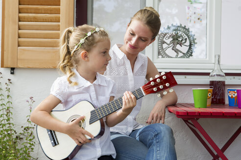 Mädchen spielt Gitarre mit Mutter - CUF39025