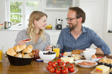 Couple eating at kitchen table - CUF39030