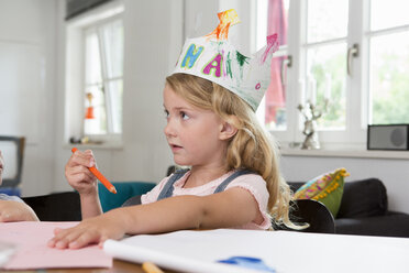 Girl wearing homemade paper crown - CUF39048