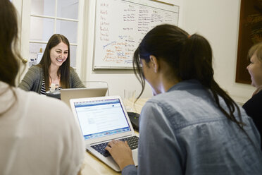 Frauen arbeiten an Laptops im Büro - ISF16480